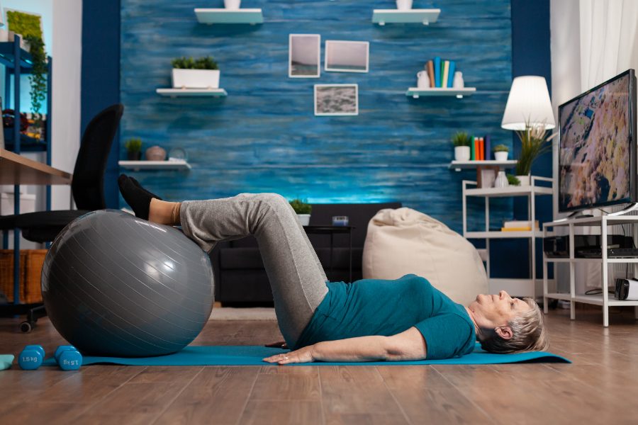 Mulher praticando exercícios de Kegel em casa